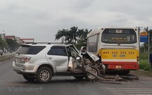 Đâm thẳng vào phía sau xe buýt, xe ôtô 7 chỗ vỡ tung đầu