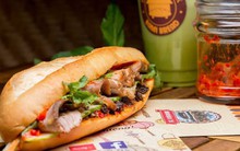 Grabpay by Moca vs Momo: Cuộc chiến "bỏng rát" của hai đại gia mảng payment trên từng trận địa trà sữa, bánh mỳ, chè, ốc vỉa hè