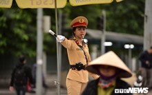 Ảnh: Một ngày làm việc của 'bóng hồng' cảnh sát giao thông tại Hà Nội