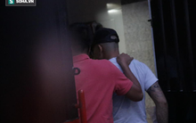 Công an áp giải Phúc XO và em trai về nhà khám xét, người dân tụ tập livestream