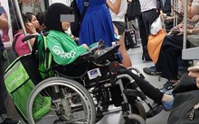 Hình ảnh "gây sốt" cộng đồng mạng của người phụ nữ ngồi xe lăn đi tàu điện ngầm để giao hàng cho GrabFood