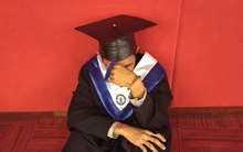 Cử nhân Philippines gục khóc trong ngày ra trường: 4 lần tốt nghiệp loại xuất sắc, bố mẹ không đến 1 lần nào