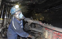 Những thợ lò lĩnh lương “khủng” từ lòng đất