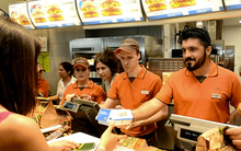 Đi bán gà rán với mức lương bèo bọt nhưng chưa một ngày tôi hối tiếc: Đánh đổi mồ hôi, tôi nhận lại 5 bài học đắt giá biến mình thành triệu phú USD sau này