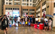 Bất ngờ bị cắt nước, cư dân khu đô thị xếp hàng lấy nước PCCC