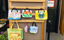 Túi xách từ vỏ bao cám heo, vịt của Việt Nam được yêu thích ở Nhật