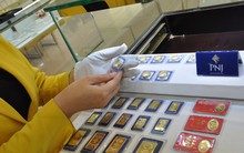 Giá vàng giảm mạnh sáng đầu tuần, tỷ giá trung tâm cũng đi xuống