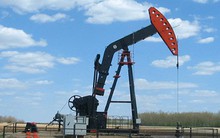 Thị trường ngày 13/6: Giá dầu lao dốc xuống thấp nhất 5 tháng