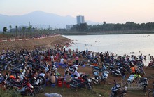 Hà Nội nóng rát, 'bãi biển' ngoại thành ngàn người tắm mát