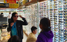 Sau đồng hồ, Thế giới Di động còn bày bán thêm kính thời trang