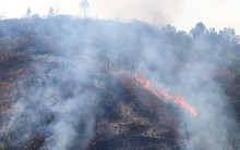 Lửa tiếp tục cháy trên núi Mồng Gà