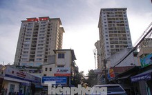 Dân Thủ đô 'kêu trời' vì loạt cao ốc đu bám hai bên tuyến phố chỉ rộng gần 10m