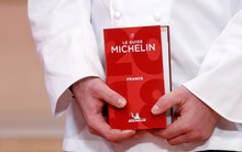 Ngày xưa mong chẳng kịp, giờ thì hàng loạt bếp trưởng đòi "trả lại" sao Michelin và còn trốn như tránh tà