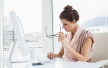 5 giờ làm thêm bằng nguy cơ mù loà, đột quỵ tăng 63%, bạn có đang đánh đổi như vậy?