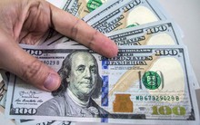 Tỷ giá trong nước "bất động" bất chấp đồng USD trên thị trường quốc tế tăng vọt