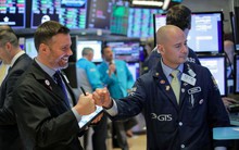 Đàm phán Mỹ - Trung tái khởi động vào tuần sau, Dow Jones bật tăng gần 180 điểm