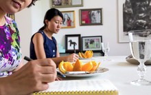 Cận cảnh lớp học trị giá 16 nghìn USD của chị em nhà giàu chỉ để biết cách ngồi bàn, ăn chuối sao cho quý tộc