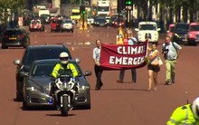 Người biểu tình chặn xe chở tân Thủ tướng Anh Boris Johnson