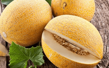 Giá siêu rẻ, dưa vàng Trung Quốc bày bán ngập chợ