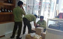 Tạm giữ hàng trăm chai rượu ngoại và nước hoa các có dấu hiệu vi phạm