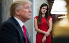 Điều ít biết về nữ trợ lý 28 tuổi xinh đẹp và đầy quyền lực của Tổng thống Trump, được trả lương hơn 3 tỷ đồng mỗi năm