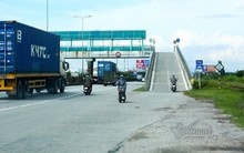 Kệ lệnh cấm, xế hộp phi lên cầu vượt quốc lộ 5 cho tiện