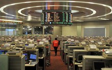 Lần đầu trong gần 2 năm, chứng khoán Hồng Kông phải đóng cửa sớm vì bão