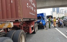 Hà Nội: Xe thư báo đâm vào đuôi xe container, một người tử vong