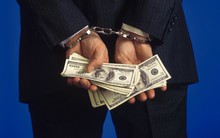 Tài khoản tăng gấp 3 chỉ trong chưa đầy 1 tháng, chuyên viên phân tích có nguy cơ ngồi tù