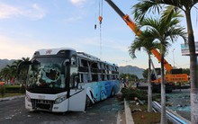 Hai xe khách giường nằm tông nhau, 21 người thương vong