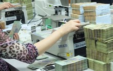 Lãi suất tăng cao, tiền gửi vào ngân hàng tăng đột biến