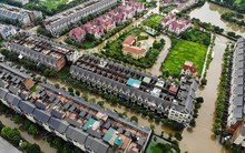 "Làng" biệt thự triệu đô Hà Nội lại chìm trong biển nước, dân chèo thuyền vào nhà