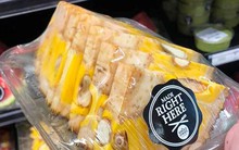 Dân mạng "lác mắt" với cách bổ mít kỳ quặc ở siêu thị nước ngoài, để nguyên vỏ lẫn cùi, nhìn không khác miếng dưa hấu