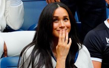 Khoảnh khắc Meghan Markle xuất hiện ở màn hình lớn, với gương mặt "diễn xuất" quá đà, vẫy tay như một ngôi sao khiến dư luận chán ngán