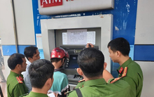 [Clip] Nhóm người Trung Quốc gắn thiết bị điện tử vào máy ATM đánh cắp mật khẩu, rút tiền