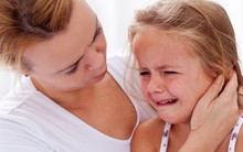 Ly hôn là chuyện của người lớn, cha mẹ đừng mắc 10 sai lầm này kẻo hủy hoại cuộc sống con trẻ: Đâu chỉ đơn giản là niềm đau!