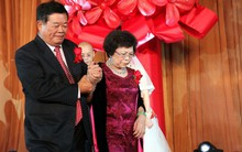 Ít học, là con gái nông thôn chất phác nhưng nếu không có người phụ nữ này, khó lòng có một tỷ phú được gọi là "vua thủy tinh" với gia tài khổng lồ