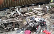 Video tàu hoả đâm nát ô tô tải, đứt văng 4 toa ở Nghệ An