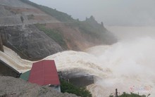 Mưa lớn suốt 2 ngày, thủy điện xả lũ, hàng trăm dân Hà Tĩnh bị cô lập