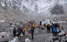 Nepal chính thức cấm mang nhựa lên Everest - bước đầu giải quyết hàng tấn rác chất thành núi trên "nóc nhà của thế giới"