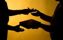 Chuyện cậu nhân viên quèn bất ngờ được mời làm trợ lý của vua thép; nữ giám đốc mất chức vì một câu nói của ông lão quét rác: Bài học thăng hạng đời người nên nhớ!