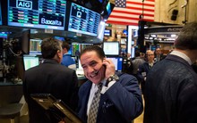 Số liệu kinh tế mới được công bố có kết quả đáng thất vọng, nhưng sự hứng khởi của Phố Wall vẫn "chưa dứt"