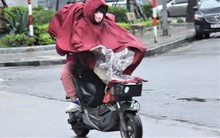 Ảnh: Dân lao động Thủ đô đốt lửa sưởi ấm, mưu sinh trong giá rét kỷ lục