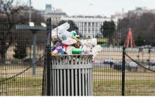 Chính phủ Mỹ đóng cửa: Các hoạt động “đóng băng”, rác vương vãi khắp đường