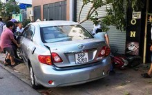 Nữ tài xế lùi ô tô tông 4 xe máy, nhiều người la hét, tháo chạy ở Sài Gòn