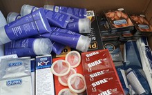 Hàng vạn bao cao su giả hàng hiệu được "nhập liệu" từ chợ Kim Biên