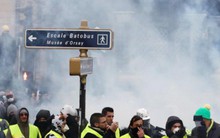 Biểu tình bạo loạn ở Pháp, thủ đô Paris mịt mù khói