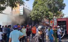 CLIP: Sau tiếng nổ, cửa hàng xe gắn máy bùng cháy dữ dội