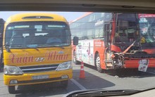 Xe giường nằm Phương Trang tông đuôi xe tải trên cao tốc về TP.HCM