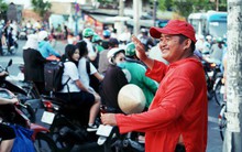 Phía sau đoạn clip người đàn ông mặc áo dài đỏ, nhảy múa trên hè phố Sài Gòn: "Kiếm tiền cho con đi học, có gì phải xấu hổ"